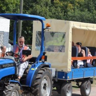 Mit dem Traktor durch die Gartenanlage