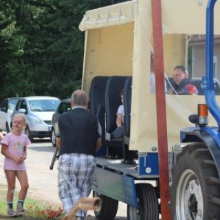 Mit dem Traktor durch die Gartenanlage